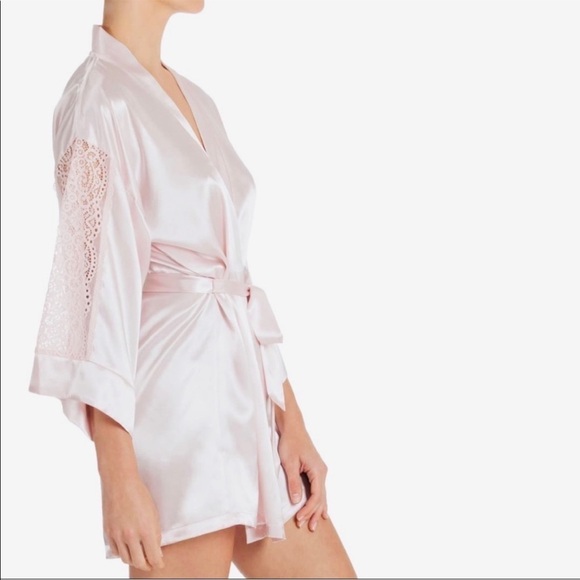 NWT In Bloom Pink Satin Robe Lace Inset Sleeves Kimono Mid Thigh Size Small - Picture 1 of 12